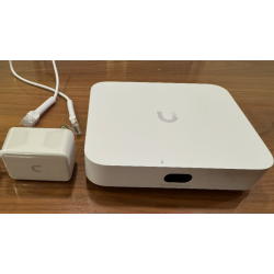 3в1 Роутер 1G Ubiquiti UniFi Cloud Gateway Ultra UCG-Ultra 5*1Гбит Без Wifi бу 3в1 Роутер 1G Ubiquiti UniFi Cloud Gateway Ultra UCG-Ultra 5*1Гбит Без Wifi бу